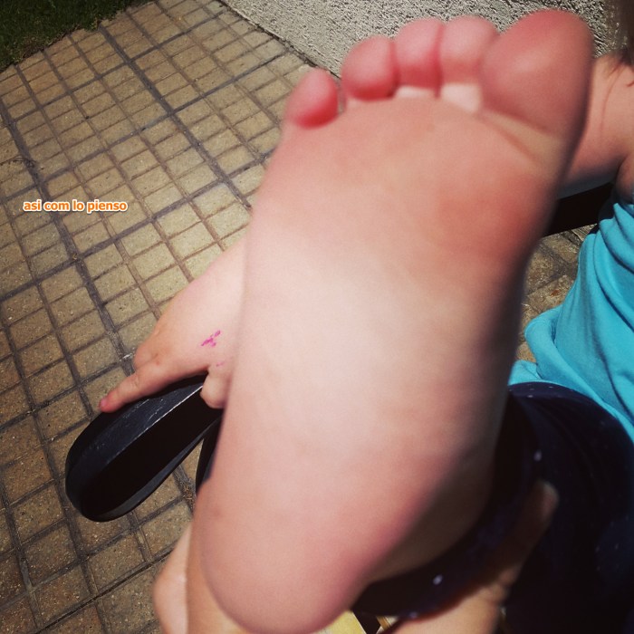 descalza en el parque