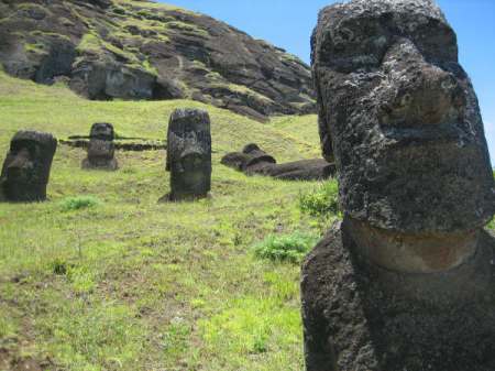 Mas moais en la ladera del volcan