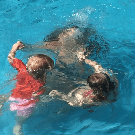 piscina-verano-familia